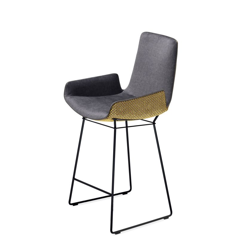 Amelie Küchenstuhl mit Armlehne von Freifrau Manufaktur, grauer Stoffbezug und schwarzes Metallgestell.